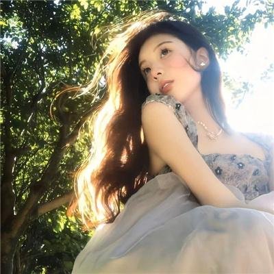 她在这里